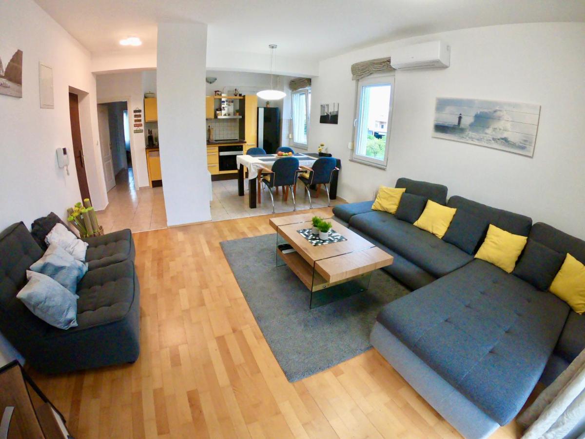 Sunny Apartment By The Beach Kaštel Štafilić Εξωτερικό φωτογραφία